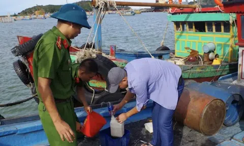 Phát hiện 2 tàu cá chở 7000 lít dầu không rõ nguồn gốc