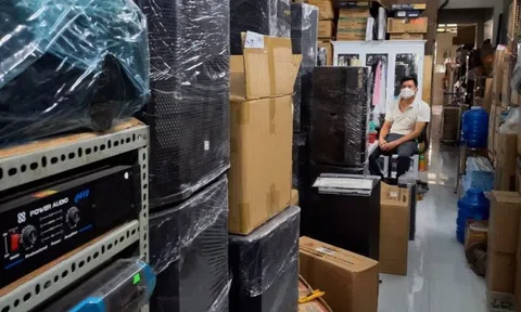 Thu giữ nhiều thiết bị điện tử vi phạm tại một cơ sở kinh doanh