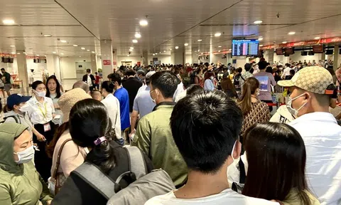 Hàng trăm người chen chân làm thủ tục ở sân bay Tân Sơn Nhất