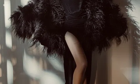 Lệ Nam mặc váy tôn dáng, khoe chân dài nuột nà thẳng tắp