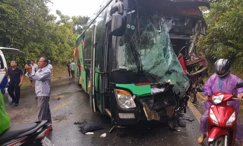 Kon Tum: Xe khách va chạm xe container, 4 người thương vong