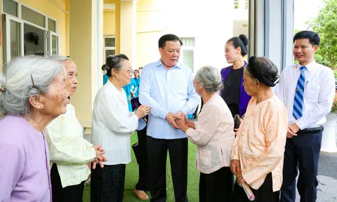 Bí thư Hà Nội thăm và tặng quà người có công