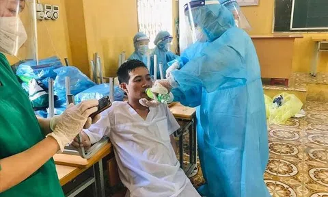 "Làn sóng" cán bộ y tế bỏ việc, làm gì để “níu chân”?