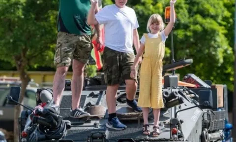 Chuyện lạ: Ông bố chở con đi siêu thị bằng xe tăng