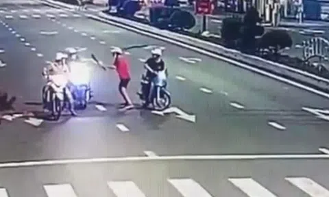 Vụ chém người kinh hoàng khi dừng đèn đỏ: Camera ghi gì?