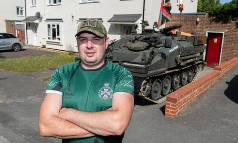 Ông bố lái hẳn xe tăng đưa các con đi siêu thị, nghe tiền xăng mà choáng váng