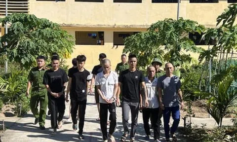 Thanh Hóa: Bắt quả tang 15 nam nữ bay lắc trong quán karaoke