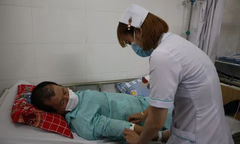 Hành trình hút 15 lít mật bị vỡ trong ổ bụng bệnh nhân bị tai nạn