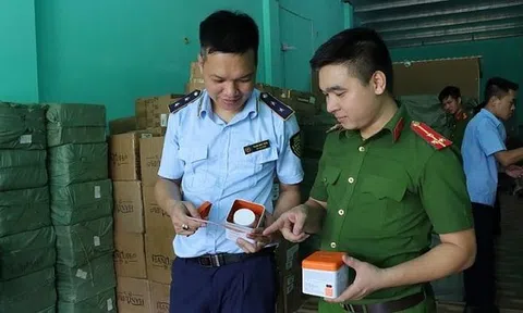 Tạm giữ 20 tấn nước hoa, mỹ phẩm “ngoại” từ kho chứa hàng không số, không biển hiệu