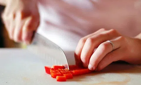 "Ám ảnh" cắt ớt bỏng rát tay sẽ không còn nếu bạn biết mẹo hay này