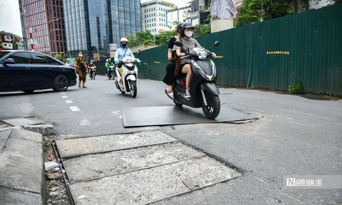 Hà Nội: Thử thách tay lái với nắp cống, hố sụt trên phố Chùa Bộc