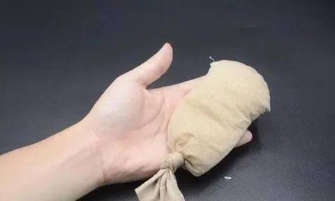 Đặt chiếc tất dưới gối khi ngủ, ngỡ ngàng công dụng mang lại