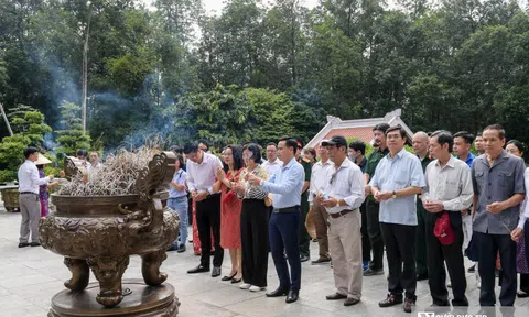 Hội Luật gia Việt Nam dâng hương tưởng niệm Chủ tịch Hồ Chí Minh