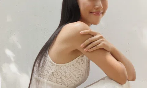 MC Hoàng Oanh cắt phăng mái tóc nuôi 3 năm, tặng bệnh nhân ung thư