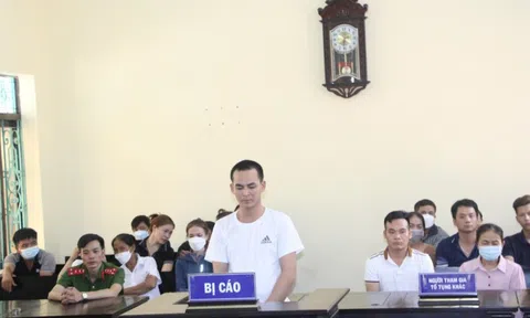 Kết đắng của kẻ cầm dao chém chủ nhà, đổ xăng đốt tài sản người làng