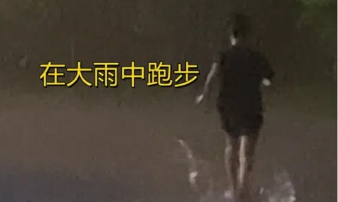 Chàng trai chạy 20 vòng sân ký túc xá dưới trời mưa như trút nước để níu kéo bạn gái