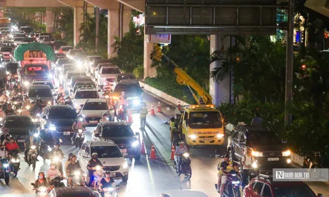 Dựng dải phân cách tách làn xe trên đường Nguyễn Trãi trong đêm
