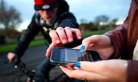 Đứa trẻ hư dựng màn kịch cướp điện thoại Iphone của chủ cửa hàng bánh mì như thế nào?