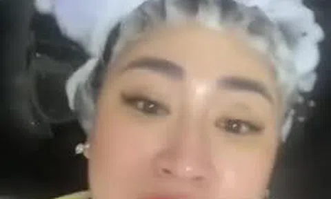 Đang gội đầu cho khách, cô gái vội lao ra ngoài vì nhận được tin "sốc"