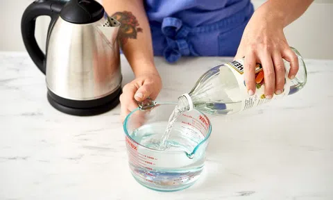 5 mẹo hay vệ sinh ấm siêu tốc cực nhanh, sáng bóng như mới