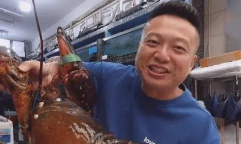 Bỏ hơn 10 triệu đồng để mua một con tôm, người đàn ông vẫn tấm tắc khen "quá rẻ"