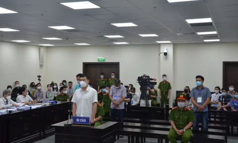 Hầu tòa vì cáo buộc nhận hối lộ, cựu Đại tá Công an xin đổi kiểm sát viên