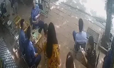 Đang say sưa "chém gió" trên vỉa hè, nhóm bạn lập tức chạy trối chết khi vật này lao tới