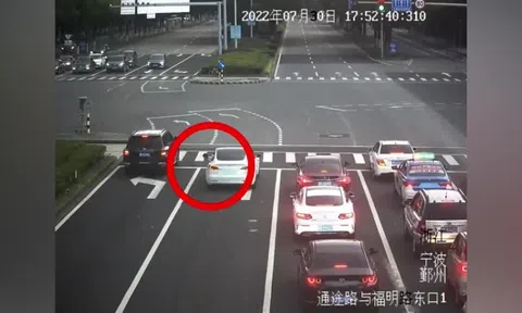 Con gái rơi khỏi ô tô mà mẹ không hay biết, hành động của tài xế phía sau gây xúc động