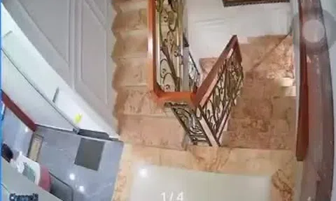 Clip bé trai ngồi xe tập đi suýt lao xuống cầu thang khiến ai nấy muốn "rụng tim"
