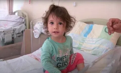 Bé gái 2 tuổi cắn chết con rắn dài nửa mét