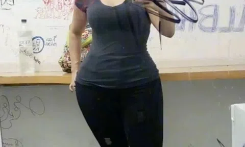 Diện trang phục giản dị, người phụ nữ vẫn bị 2 công ty đuổi việc vì "quá gợi cảm"