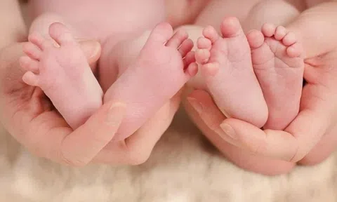 Vui sướng vì "bồ nhí" mang thai sinh đôi, người đàn ông sốc nặng khi các con chào đời