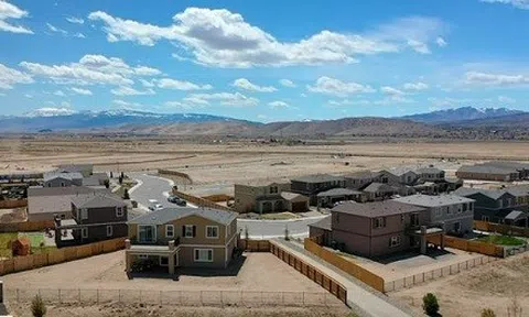 Hy hữu chuyện mua một ngôi nhà nhưng được “khuyến mãi” cả khu phố