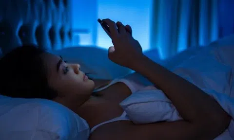 Người đàn ông liệt toàn thân vì thường dùng điện thoại theo cách này