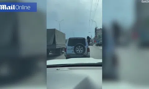 Nhoài người ra khỏi cửa kính ô tô rồi liên tục uốn éo, cô gái nhận kết cục "đáng đời"