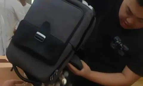 Chú rể sốc khi hội bạn thân mừng cưới bằng 42 kg tiền xu