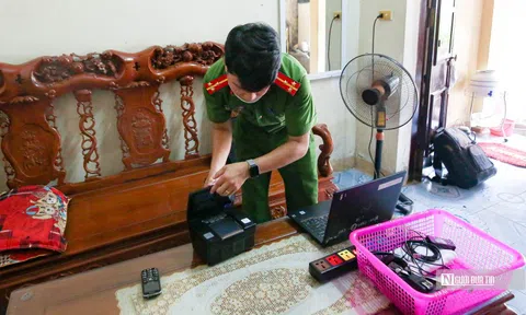 Công an đến tận nhà làm thủ tục cấp căn cước gắn chíp cho công dân