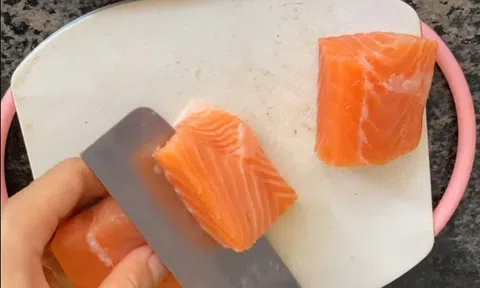 Món ngon cuối tuần: Cách làm ruốc cá hồi rong biển đậm vị, không tanh