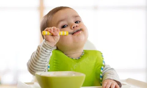Nên bắt đầu cho bé ăn giặm ở độ tuổi nào? Những thực phẩm cần tránh khi cho bé ăn dặm