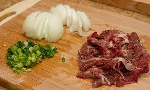 Món ngon cuối tuần: Cách làm cơm bò Gyudon kiểu Nhật đơn giản mà ngon
