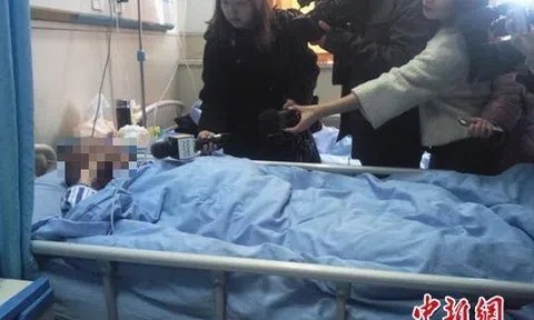 Người đàn ông 40 tuổi bị liệt toàn thân do thói quen sử dụng điện thoại cực phổ biến