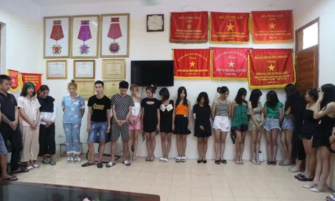 Bắc Ninh: Bắt quả tang hơn 40 nam nữ tụ tập "bay lắc" trong quán karaoke