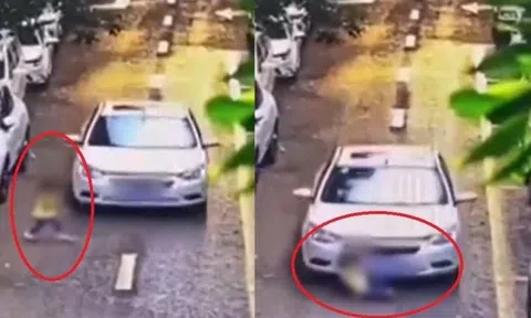 Mẹ vô tâm khiến con gái 3 tuổi bị ô tô đâm trúng, cuốn vào gầm xe