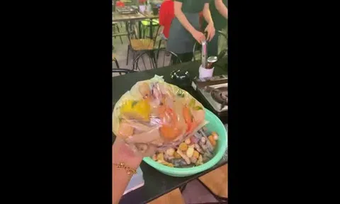 Người phụ nữ lấy trộm đồ ăn khi đi ăn buffet, nhìn cân nặng mà choáng váng