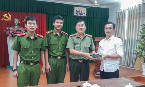 Đề xuất khen thưởng hai chiến sĩ công an trao trả 370 triệu đồng cho người đánh rơi