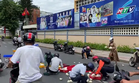 Shipper làm rơi hàng trăm chiếc bánh bao, người dân xúm vào dọn dẹp chỉ trong 30 giây