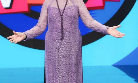 Ký Ức Vui Vẻ mùa 4: Danh ca Hồng Vân ngâm thơ bằng giọng Huế khiến khán giả thổn thức