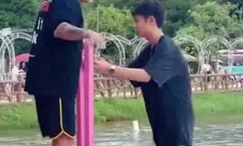 Thanh niên hào hứng chơi đứng nước flyboard và cái kết “ướt sũng” khiến dân tình cười ngất