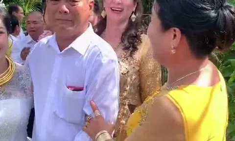 Xúc động cảnh bố khóc mếu máo trong ngày tiễn con gái về nhà chồng