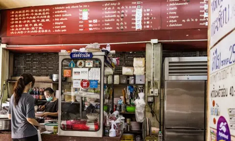 Quán ăn dùng nồi nước hầm ninh đi ninh lại suốt 50 năm không đổ bỏ